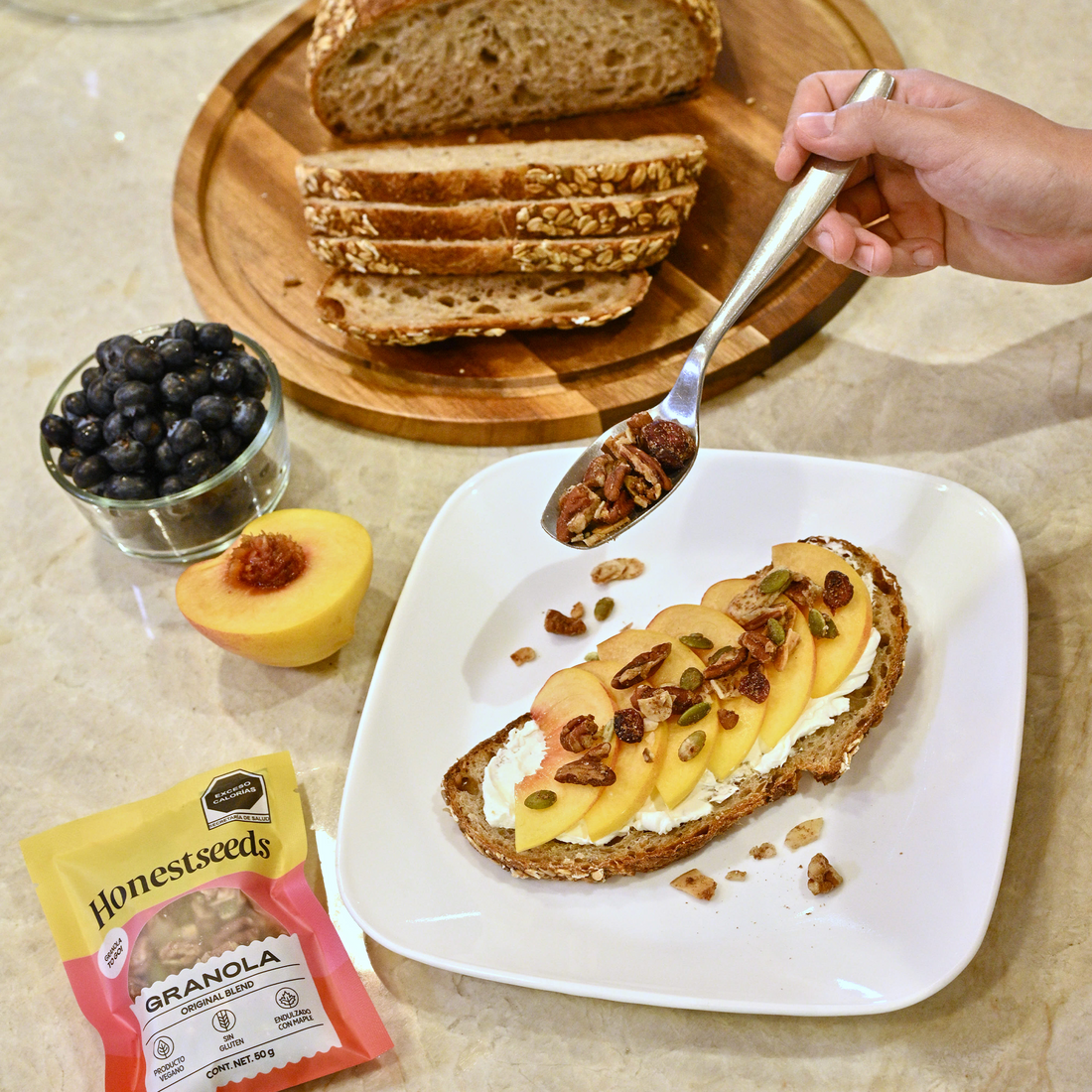 Receta fácil: Tostada de durazno con queso crema y granola